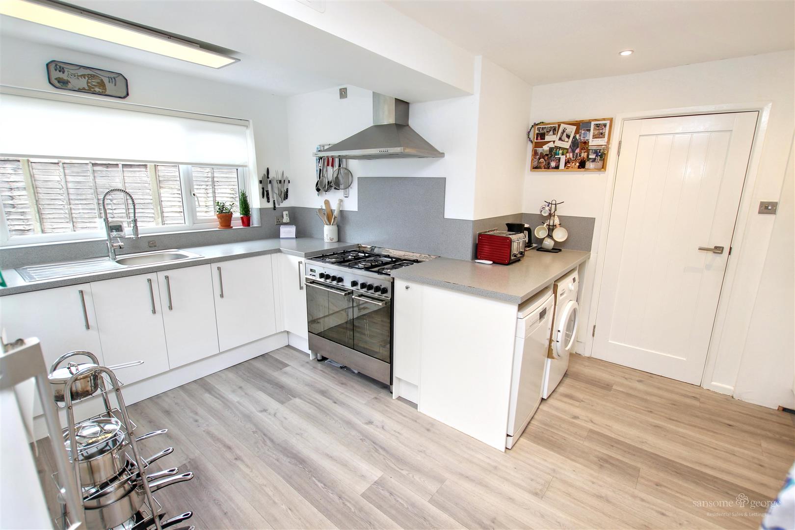 3 bed property in Foxcombe Drive, Reading